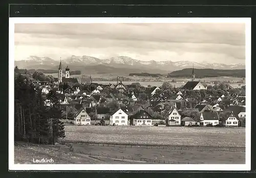 AK Leutkirch, Ortsansicht mit Bergen im Hintergrund