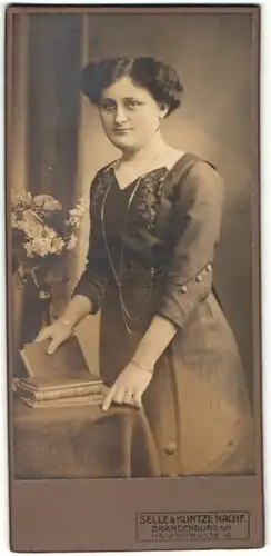 Fotografie Selle & Kuntze Nachf., Brandenburg a. H., Portrait einer eleganten Bürgerlichen