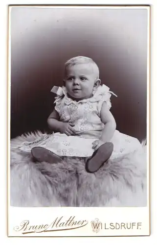 Fotografie Bruno Mattner, Wilsdruff, Kleinkind im weissen Kleidchen