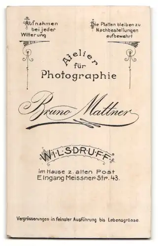 Fotografie Bruno Mattner, Wilsdruff, Kleinkind im weissen Kleidchen