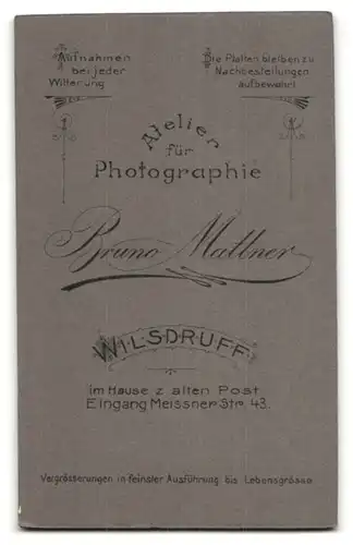 Fotografie Bruno Mattner, Wilsdruff, Kleinkind im weissen Hemdchen