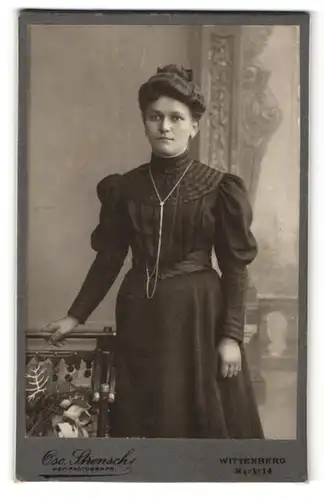 Fotografie Oscar Strensch, Wittenberg, Dame in schwarzer Robe