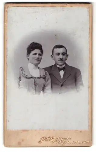 Fotografie Atelier Heinrich, Torgau, Gutbürgerliches elegant gekleidetes Paar