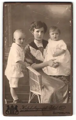 Fotografie Hofphotograph Ebel, Bernburg, Mutter mit ihren zwei Kindern