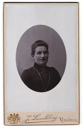 Fotografie J. Lundhborg, Vingaker, Portrait einer Bürgerlichen im schwarzen Kleid