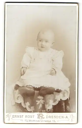 Fotografie Ernst Rost, Dresden-A., Säugling im weissen Kleidchen
