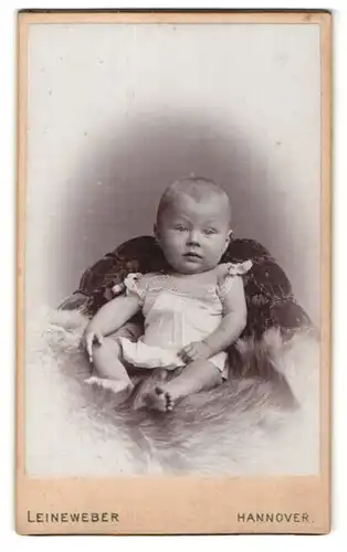 Fotografie Leineweber, Hannover, Portrait Kleinkind auf einem Fell