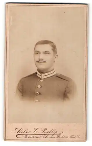 Fotografie E. Postlep, Berlin-N, Portrait Soldat mit zeitgenöss. Frisur