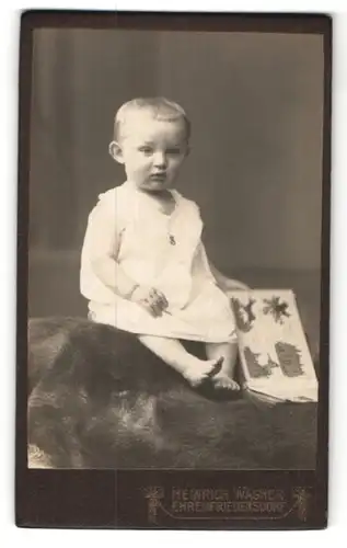 Fotografie Heinrich Wagner, Ehrenfriedersdorf, Portrait Kleinkind in Leibchen