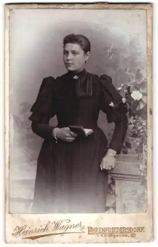 Fotografie Heinrich Wagner, Ehrenfriedersdorf, Portrait junge Frau in festlicher Garderobe