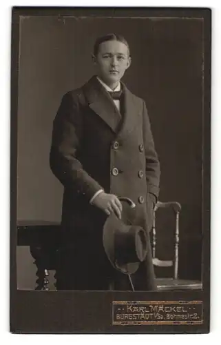 Fotografie Karl Mäckel, Burgstädt i/Sa, Portrait junger Mann in Mantel mit Spazierstock und Hut