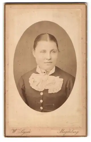 Fotografie W. Seyser, Magdeburg, Portrait junge Frau mit zusammengebundenem Haar