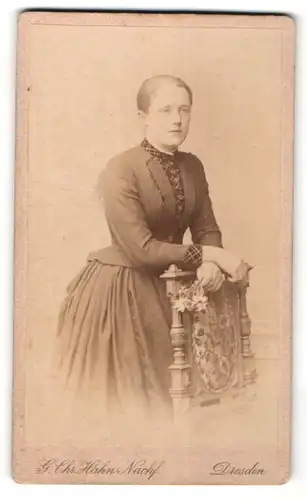 Fotografie G. Chr. Hahn Nachf., Dresden, Portrait junge Frau in zeitgenöss. Garderobe