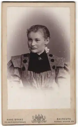 Fotografie Hans Brand, Bayreuth, Portrait junge Frau in zeitgenöss. Garderobe