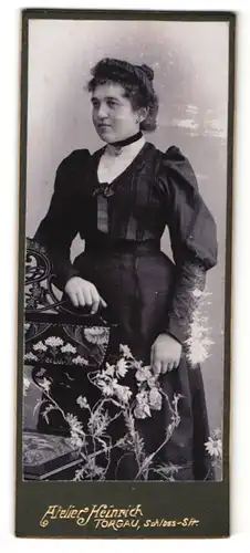 Fotografie Atelier Heinrich, Torgau, Portrait junge Frau mit zusammengebundenem Haar
