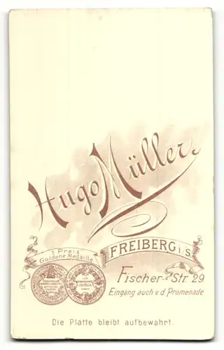 Fotografie Hugo Müller, Freiberg i. S., Junger Herr mit Brille und Backenbart