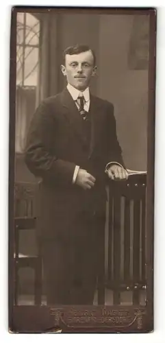 Fotografie Heinrich Wagner, Ehrenfriedersdorf, Junger Mann im Anzug