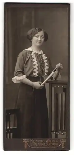 Fotografie Heinrich Wagner, Ehrenfriedersdorf, Junge Frau in Bluse mit Stickereien