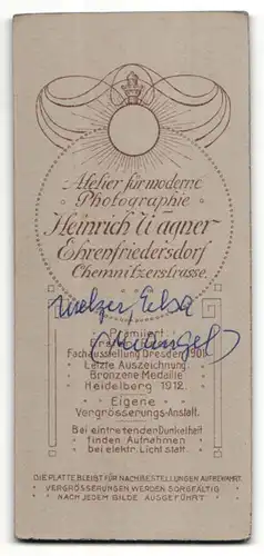 Fotografie Heinrich Wagner, Ehrenfriedersdorf, Junge Frau in Bluse mit Stickereien