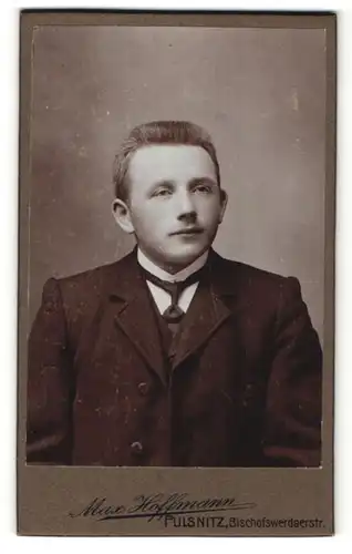 Fotografie Max Hoffmann, Pulsnitz, Portrait halbwüchsiger Knabe mit Bürstenhaarschnitt