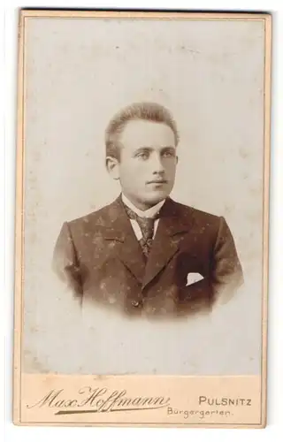 Fotografie Max Hoffmann, Pulsnitz, Portrait junger Mann mit Bürstenhaarschnitt