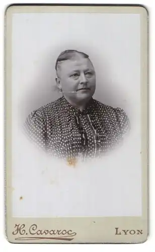 Fotografie H. Cavaroc, Lyon, Portrait betagte Dame mit zusammengebundenem Haar