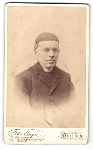 Fotografie Otto Meyer, Dresden, Portrait betagter Herr mit Haube