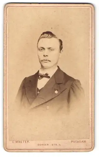 Fotografie C. Maeter, Potsdam, Portrait junger Mann mit zurückgekämmtem Haar