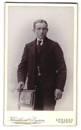 Fotografie Klinkhardt & Eyssen, Dresden, Portrait junger Herr in Anzug