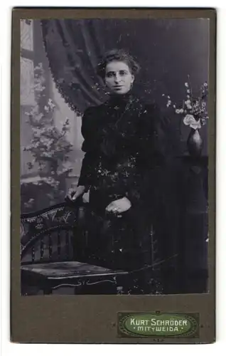 Fotografie Kurt Schröder, Mittweida, Portrait Dame in zeitgenöss. Garderobe