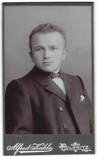 Fotografie Alfred Kahle, Pulsnitz, Portrait junger Mann in Anzug