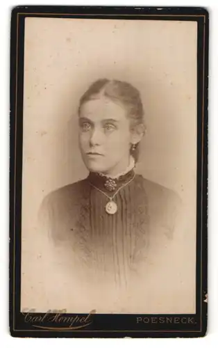 Fotografie Carl Hempel, Poesneck, Portrait Fräulein mit Medaillon