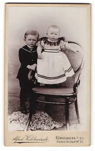 Fotografie Alfred Kühlenwindt, Königsberg i/Pr, Portrait Kleinkind und älterer Bruder