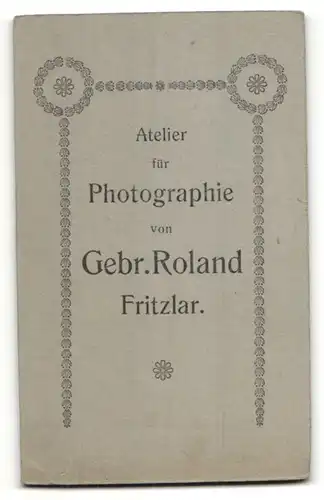 Fotografie Gebr. Roland, Fritzlar, Portrait Kleinkind in Leibchen
