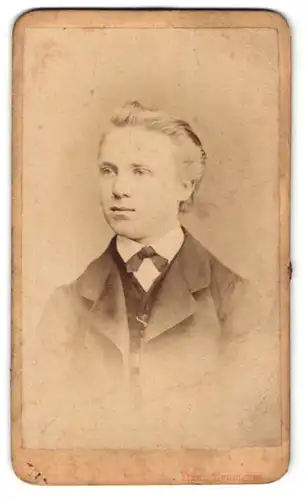 Fotografie Franz Neumayer, München, Portrait Knabe mit zurückgekämmtemn Haar