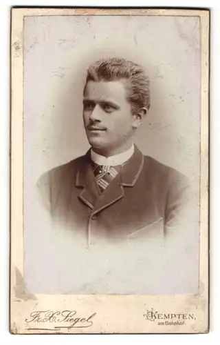 Fotografie Fr. X. Siegel, Kempten, Portrait junger Mann mit zeitgenöss. Frisur