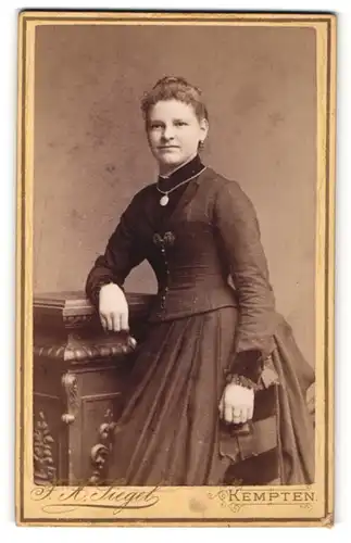 Fotografie F. X. Siegel, Kempten, Portrait junge Frau in Kleid