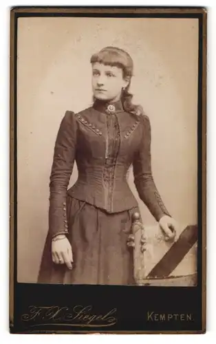 Fotografie F. X. Siegel, Kempten, Portrait Maid in festlicher Garderobe