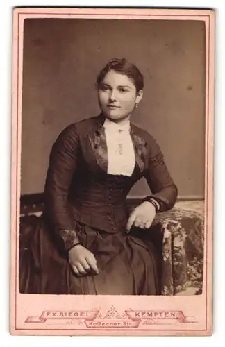 Fotografie F. X. Siegel, Kempten, Portrait junge Frau mit zusammengebundenem Haar