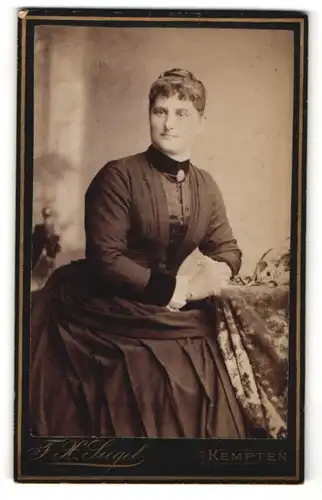 Fotografie F. X. Siegel, Kempten, Portrait Dame in zeitgenöss. Garderobe