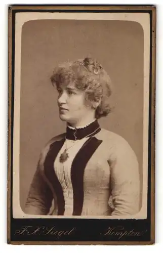 Fotografie F. X. Siegel, Kempten, Halbprofilportrait junge Frau mit zeitgenöss. Frisur