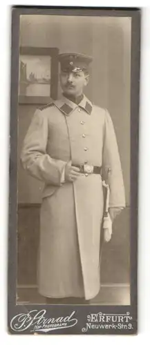 Fotografie P. Strnad, Erfurt, Portrait Soldat in Uniformmantel mit Schulterklappen mit Paspelierung