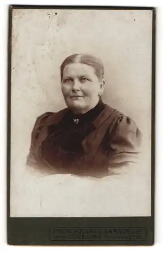 Fotografie Samson & Co., Magdeburg, Portrait betagte Dame mit zusammengebundenem Haar