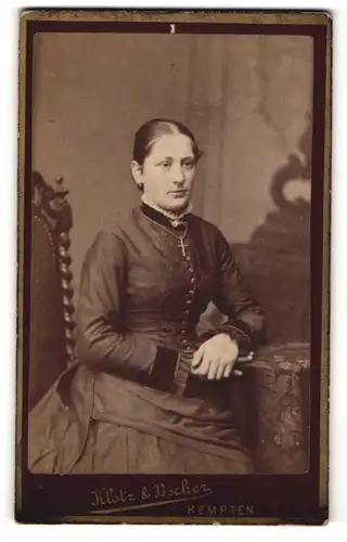 Fotografie Klotz & Bscher, Kempten, Portrait junge Frau mit Kruzifix