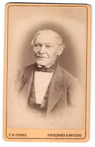 Fotografie F. M. Depaul, Riedlingen & Saulgau, Portrait betagter Herr in festlicher Garderobe