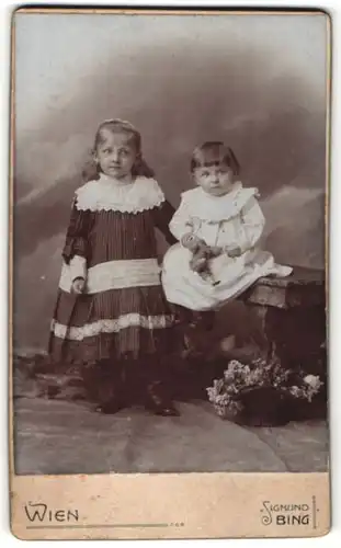 Fotografie Sigmund Bing, Wien, Portrait Mädchen und Kleinkind