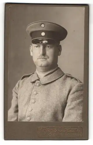 Fotografie Hans Gipser, Selb, Portrait Soldat mit Schirmmütze