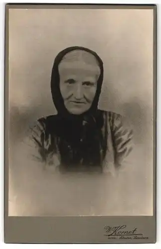 Fotografie W. Kornet, Bautzen, Portrait alte Frau mit Kopftuch