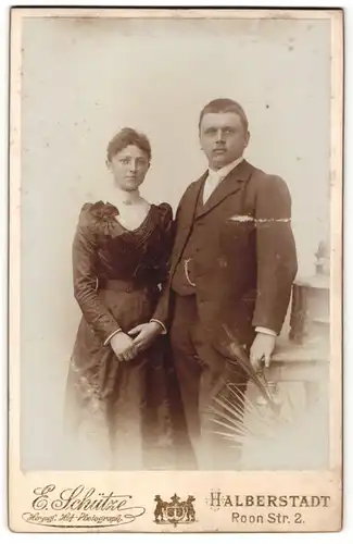 Fotografie E. Schütze, Halberstadt, Portrait junges Paar in festlicher Garderobe