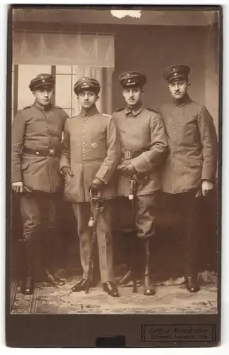 Fotografie Arthur Kraemer, Grimmen, Portrait Leutnant mit EK und feldgraue Kameraden